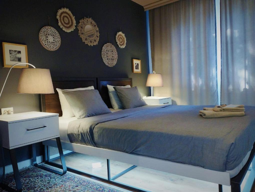 - une chambre avec un grand lit et deux lampes dans l'établissement Mila Apartment, à Skopje