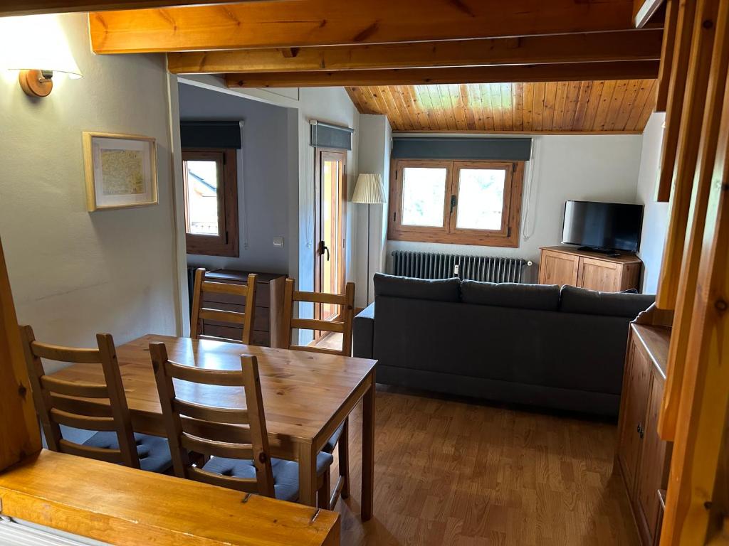 sala de estar con mesa y sofá en Acogedor apartamento en La Molina, en La Molina