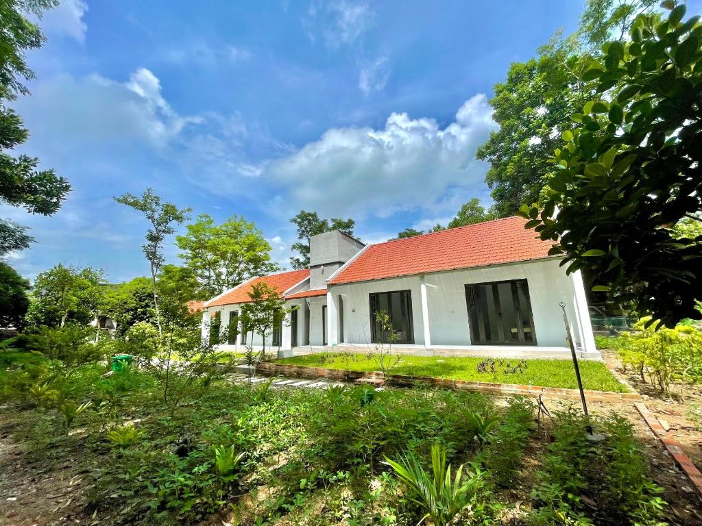 una casa con tetto rosso di The Garden Homestay Ninh Bình a Ninh Binh
