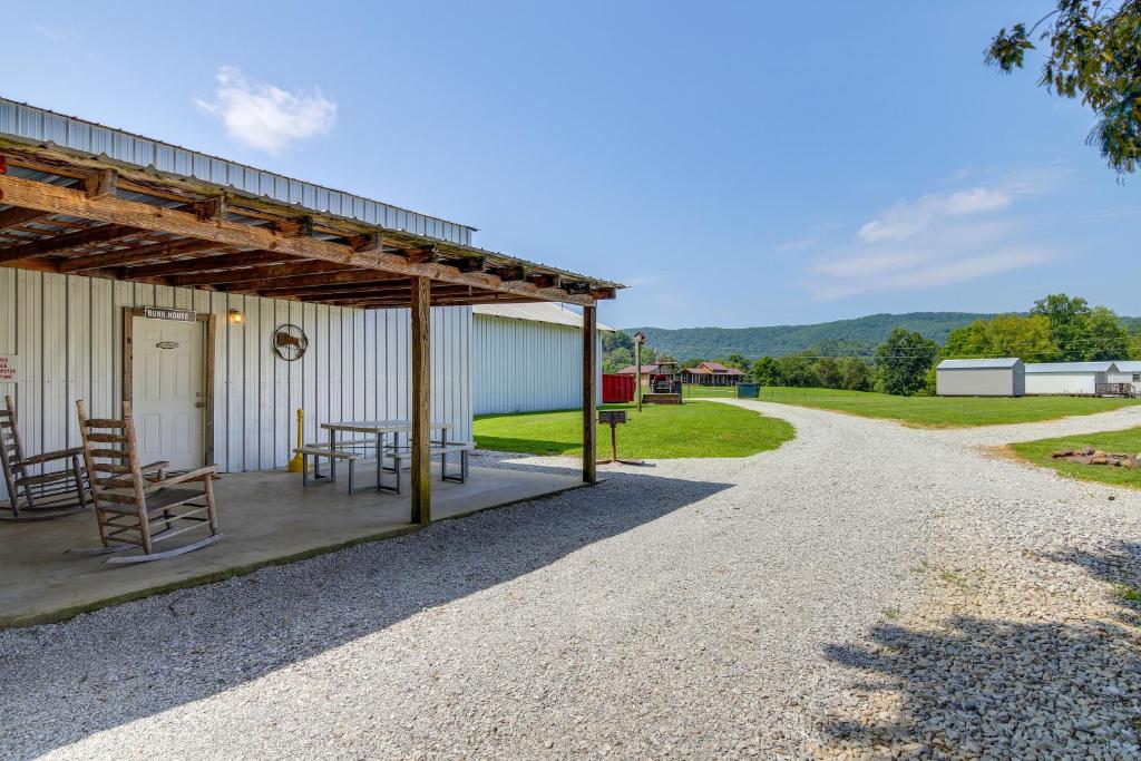 un patio con tavolo e sedie accanto a un edificio di Outdoorsy Huntsville Getaway ATV Authorized Route a Huntsville