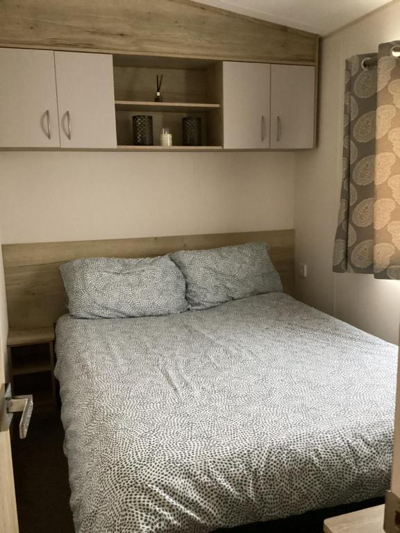 En eller flere senge i et værelse på Staycation For You (Kent)