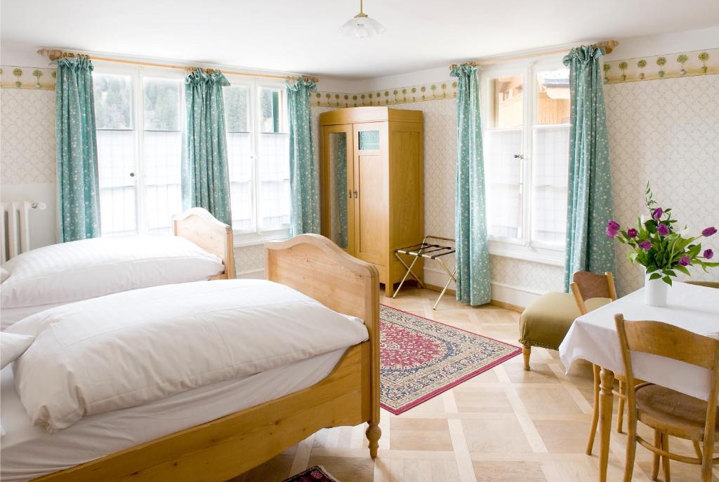 Postel nebo postele na pokoji v ubytování Historic Hotel Falken