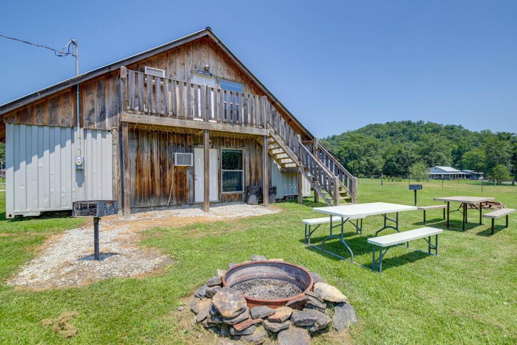 un granero con mesas de picnic y una hoguera en Outdoorsy Escape in Huntsville - ATV On-Site!, en Huntsville