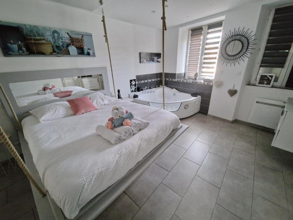 una camera con 2 letti e una vasca da bagno di Appartement Lit Suspendu a Masevaux