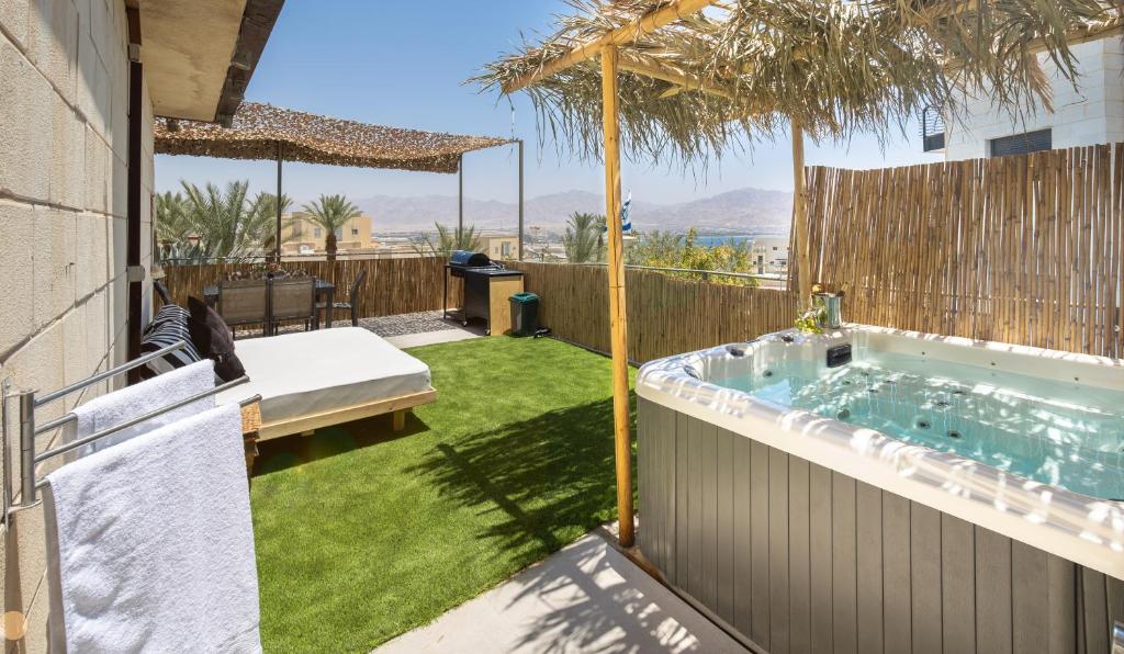 a backyard with a jacuzzi tub in a yard at YANZ APARTMENT in Eilat