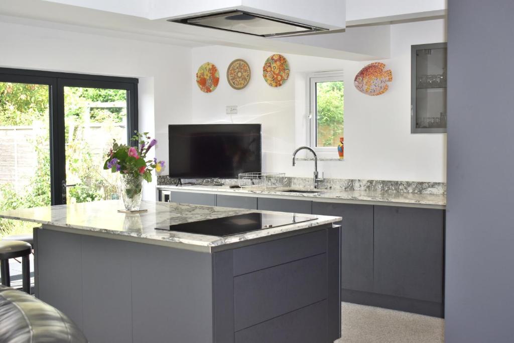 Goodwood Revival House, Sleeps 6 with Garden and Parking on Driveway