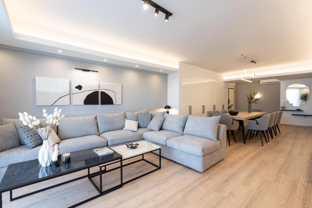 un soggiorno con divano e tavolo di Luxury 4 Bedrooms Apartment Near Flisvos Marina a Pireo