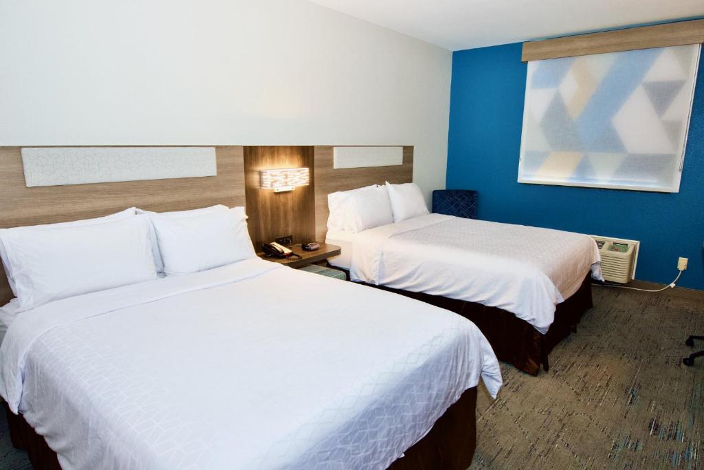 Holiday Inn Express Hotel & Suites St. Charles by IHG photo