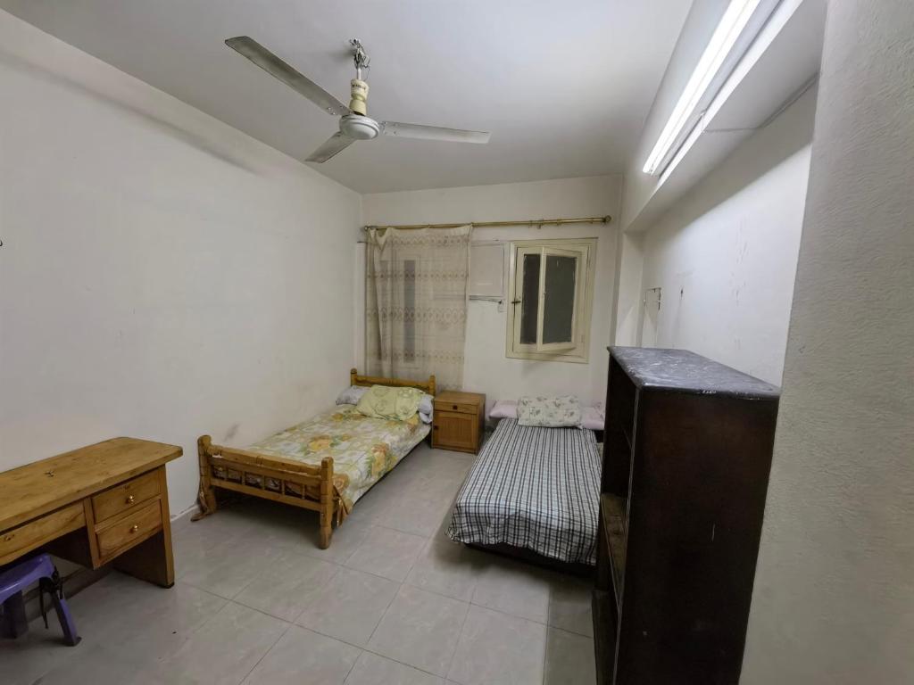 ein Schlafzimmer mit einem Bett und einem Schreibtisch in einem Zimmer in der Unterkunft Rental home ismailia in Ismailia