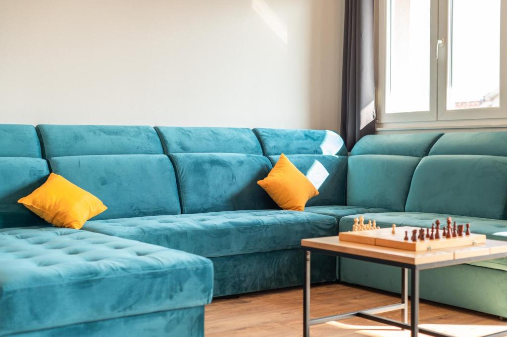 un divano blu in soggiorno con tavolo di West Apartments a Zara (Zadar)