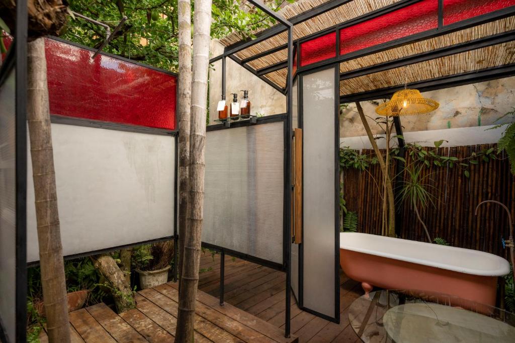 Koupelna v ubytování La Botanica Hotel