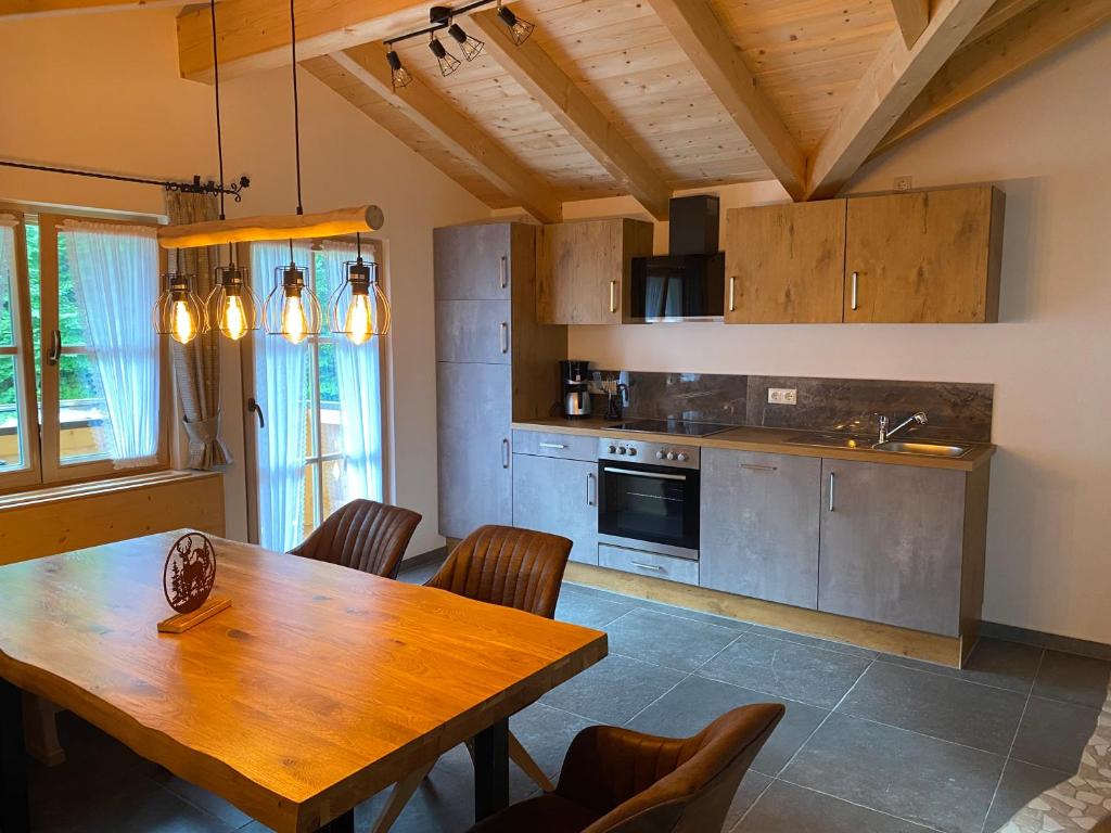 eine Küche mit einem Holztisch und einem Esszimmer in der Unterkunft Ferienwohnung Ferchensee in Mittenwald