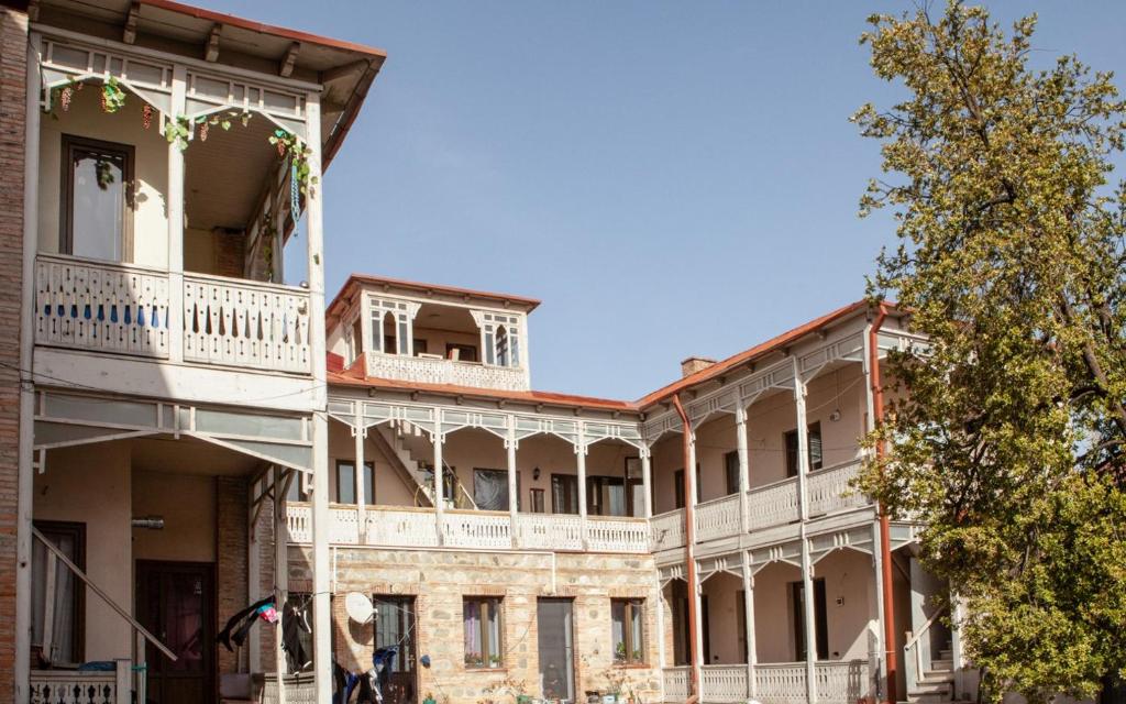 an old building with a balcony on top of it at MOEDANZE in Tʼelavi