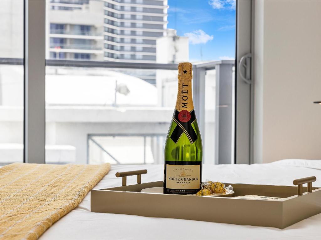 una botella de vino en una caja sobre una mesa en SPECIAL OFFER - Miami 2BR - 1 & Half Bath - Steps to Kaseya Center, en Miami