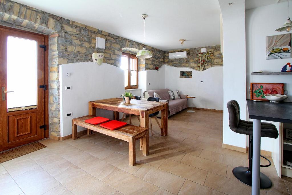 Il comprend une cuisine et un salon avec une table en bois. dans l'établissement Apartment Dezo Istria, à Izola