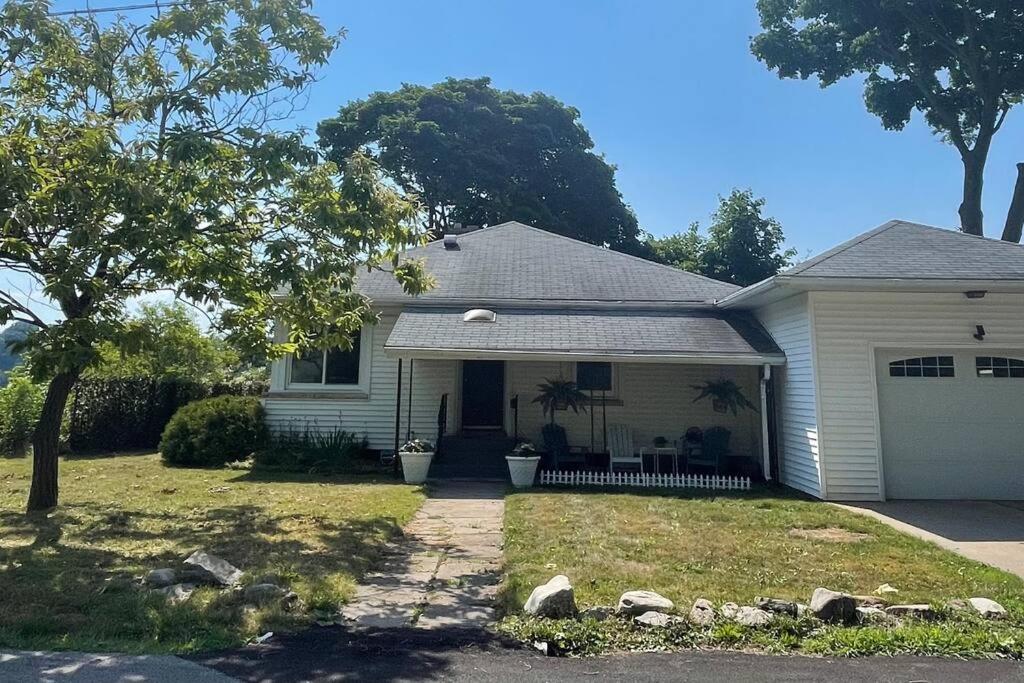 Gallery image of Right on the River! walking to town/artpark/docks in Lewiston