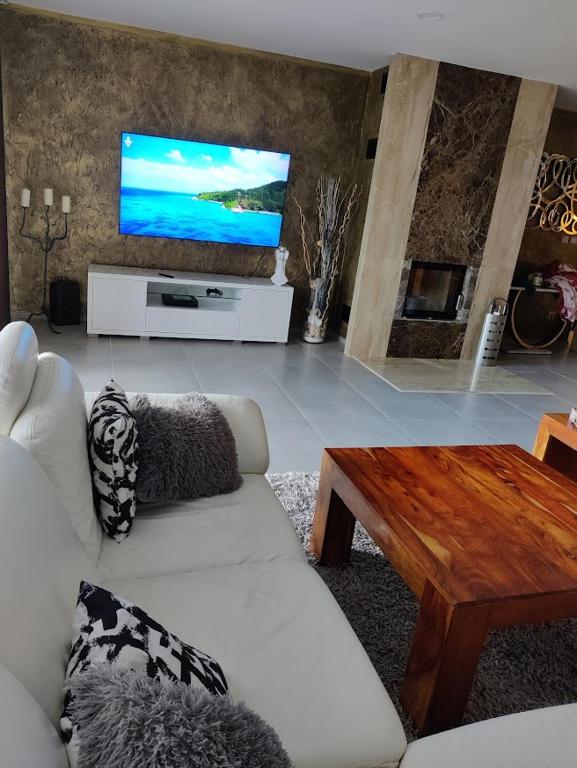 Televisyen dan/atau pusat hiburan di Bungalov Valentýna