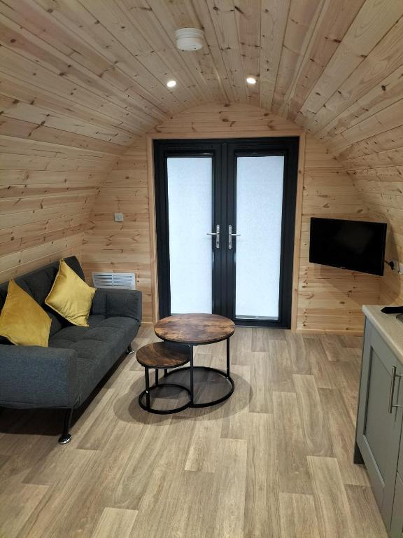 TV a/nebo společenská místnost v ubytování Gateway Glamping