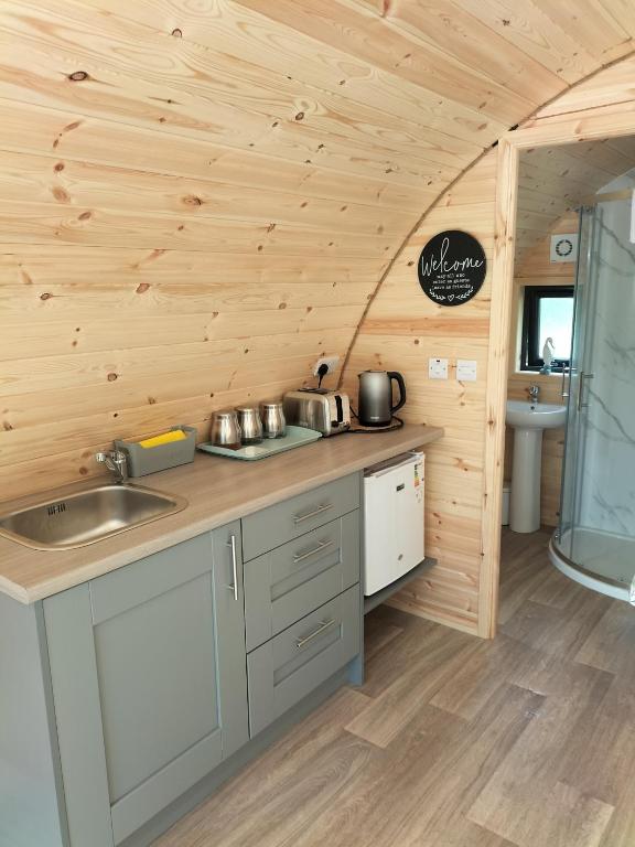 Kuchyň nebo kuchyňský kout v ubytování Gateway Glamping
