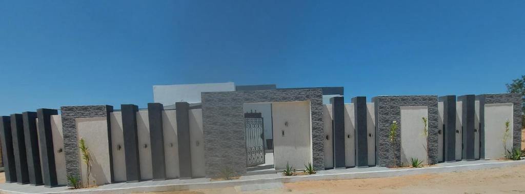 ein Gebäude mit einem Zaun davor in der Unterkunft Villa kenza in Houmt Souk