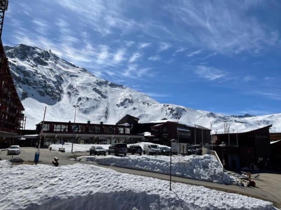 une montagne enneigée devant un bâtiment dans l'établissement Coup de coeur - Arc 2000 Appartement 4 personnes avec chambre séparée et belle vue sur la montagne, à Bourg-Saint-Maurice