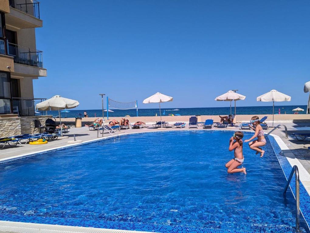 Tres mujeres en la piscina de un complejo en Urlaub - Obzor Beach Resort A109, en Obzor
