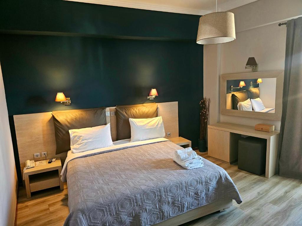 1 dormitorio con 1 cama grande y pared azul en Idillion, en Vília