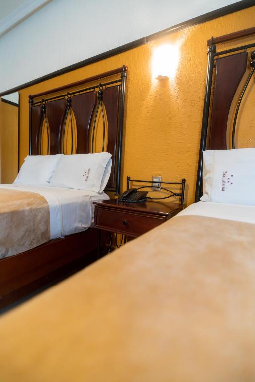 Postel nebo postele na pokoji v ubytování Hotel Alcazar - Guadalajara Centro Historico