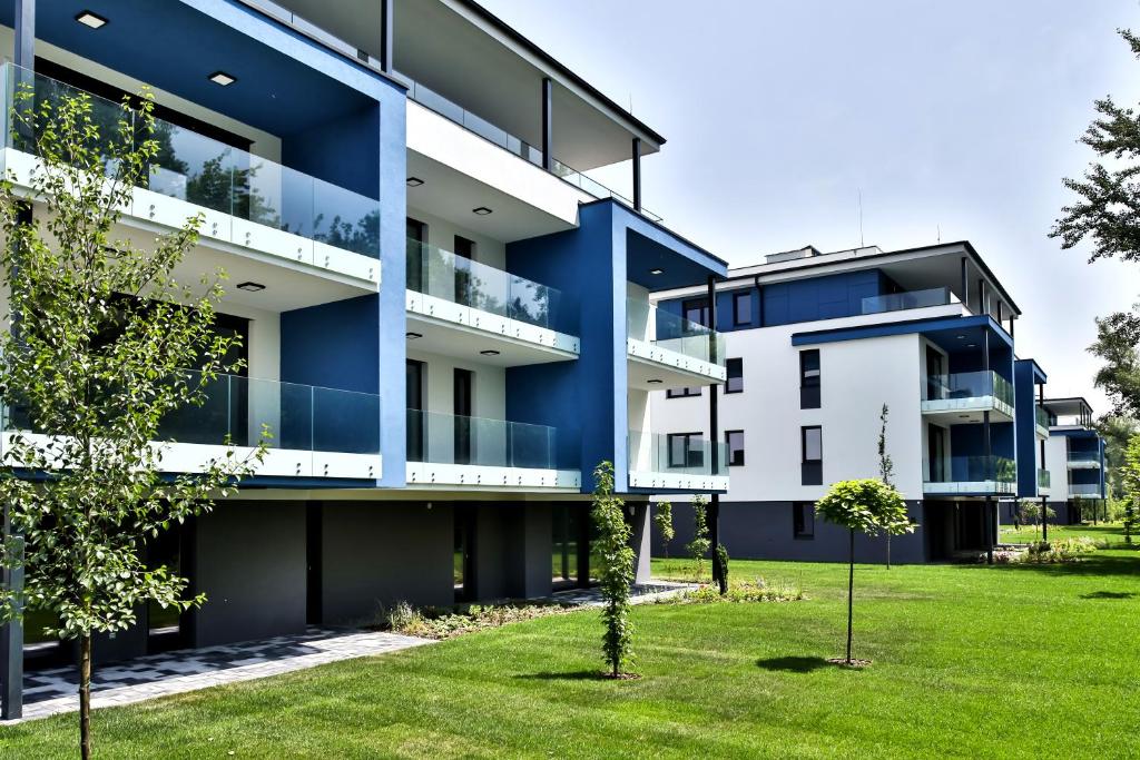 un edificio de apartamentos en azul y blanco en Fűzliget2-Mistral Garden, en Balatonfűzfő
