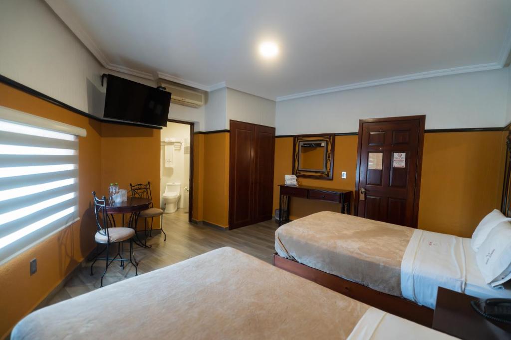 Postel nebo postele na pokoji v ubytování Hotel Alcazar - Guadalajara Centro Historico
