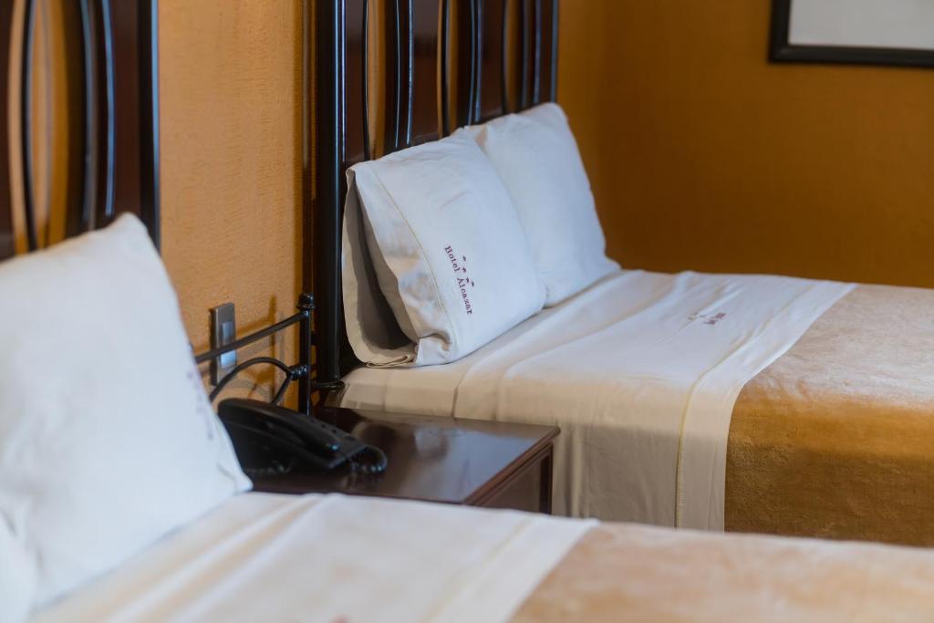 Postel nebo postele na pokoji v ubytování Hotel Alcazar - Guadalajara Centro Historico