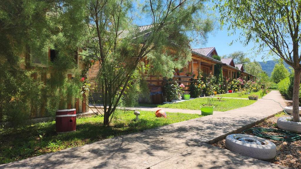 a house with a yard with trees and a driveway at La Podul Gornii in Gornea