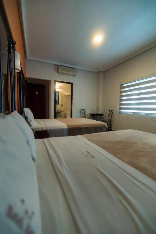 Postel nebo postele na pokoji v ubytování Hotel Alcazar - Guadalajara Centro Historico