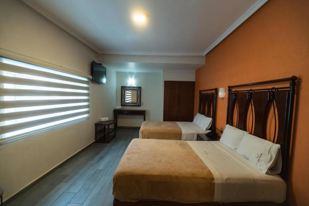 Postel nebo postele na pokoji v ubytování Hotel Alcazar - Guadalajara Centro Historico