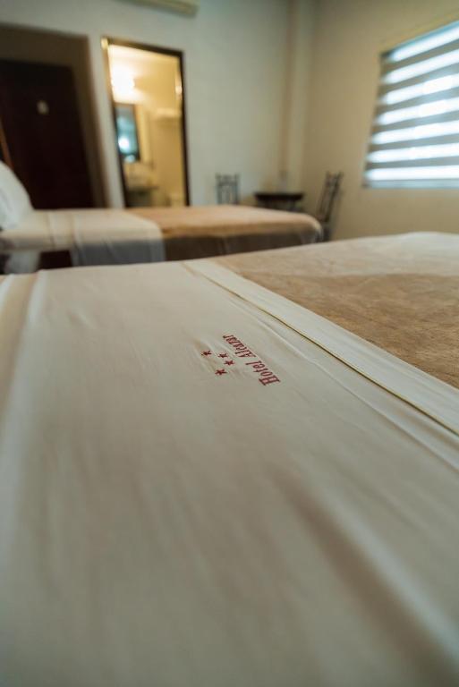 Postel nebo postele na pokoji v ubytování Hotel Alcazar - Guadalajara Centro Historico