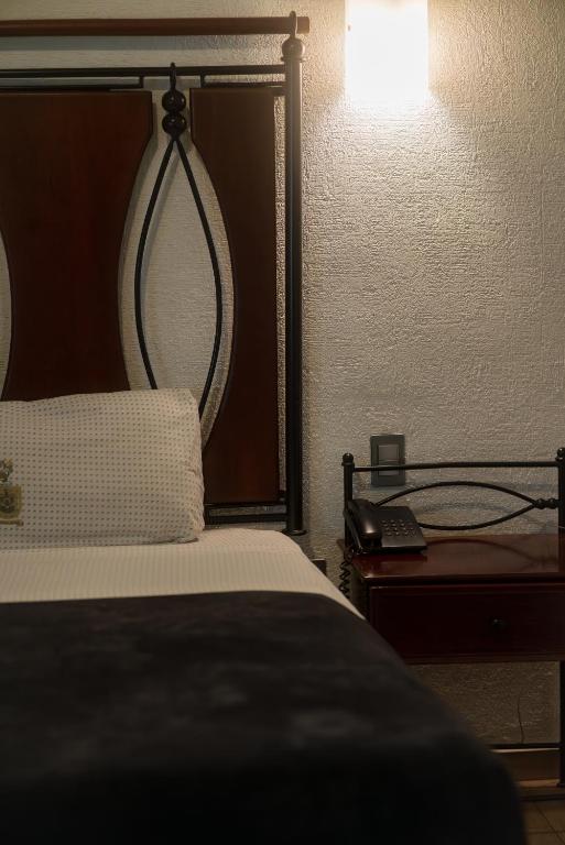 Postel nebo postele na pokoji v ubytování Hotel Alcazar - Guadalajara Centro Historico