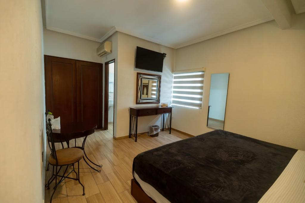 Postel nebo postele na pokoji v ubytování Hotel Alcazar - Guadalajara Centro Historico
