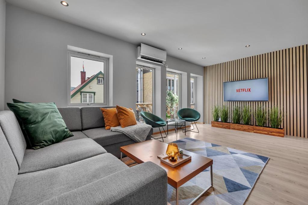sala de estar con sofá y mesa en Arctic Homes - Premium Plaza en Tromsø