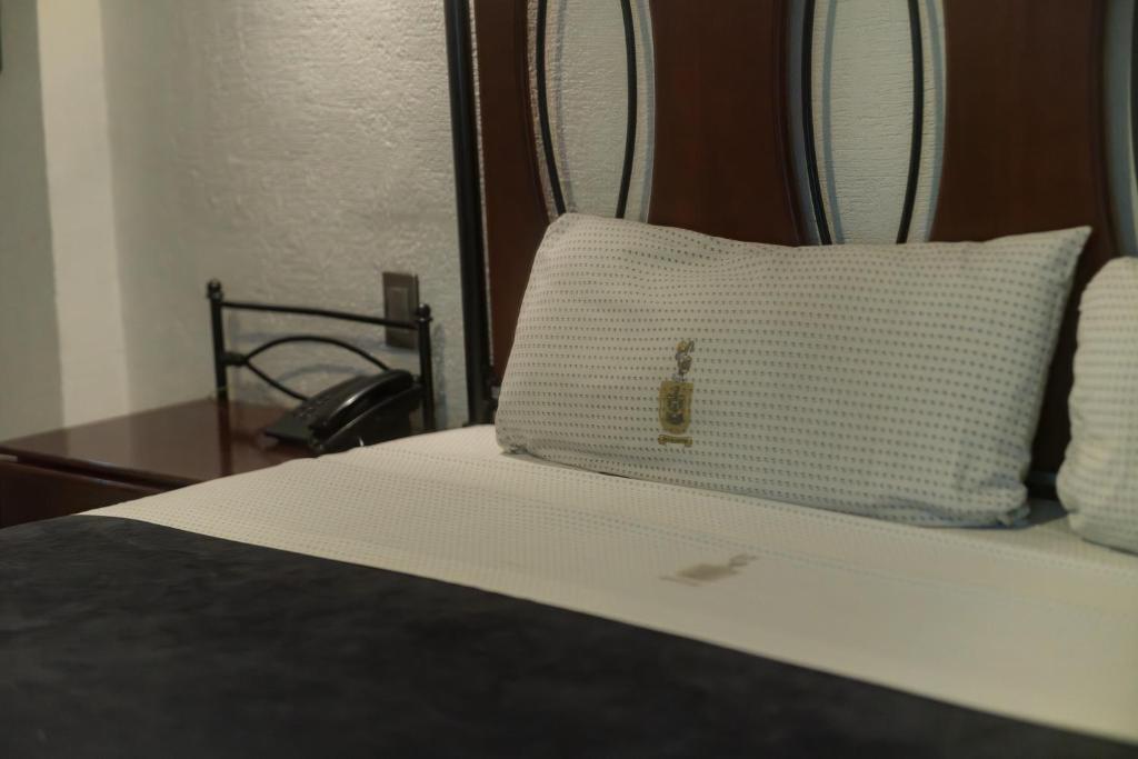 Postel nebo postele na pokoji v ubytování Hotel Alcazar - Guadalajara Centro Historico