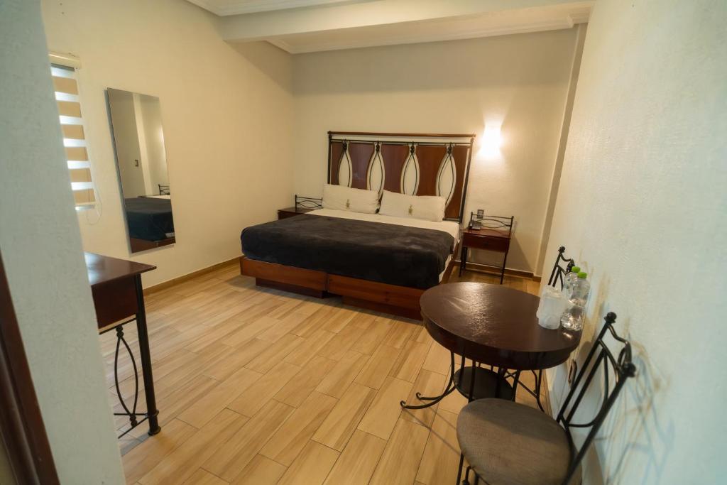 Postel nebo postele na pokoji v ubytování Hotel Alcazar - Guadalajara Centro Historico
