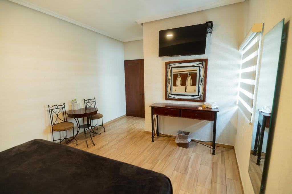 TV a/nebo společenská místnost v ubytování Hotel Alcazar - Guadalajara Centro Historico
