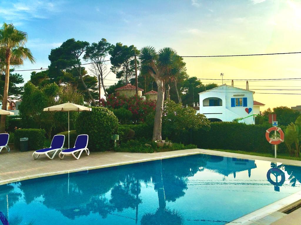 La alberca dentro o cerca de Apartamentos Ciutadella