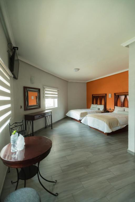 Postel nebo postele na pokoji v ubytování Hotel Alcazar - Guadalajara Centro Historico