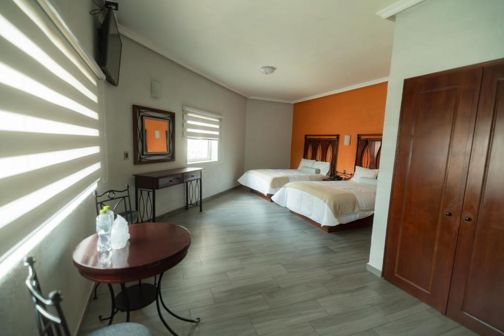 Postel nebo postele na pokoji v ubytování Hotel Alcazar - Guadalajara Centro Historico
