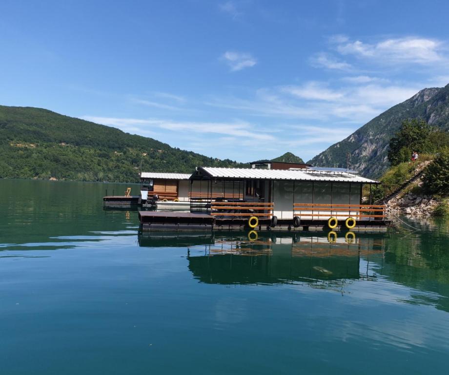 ein Haus auf einem Dock auf einem See in der Unterkunft Floating apartments in Rađenovići