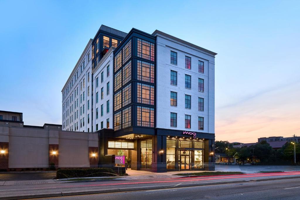 un edificio en la esquina de una calle en Moxy Charleston Downtown, en Charleston