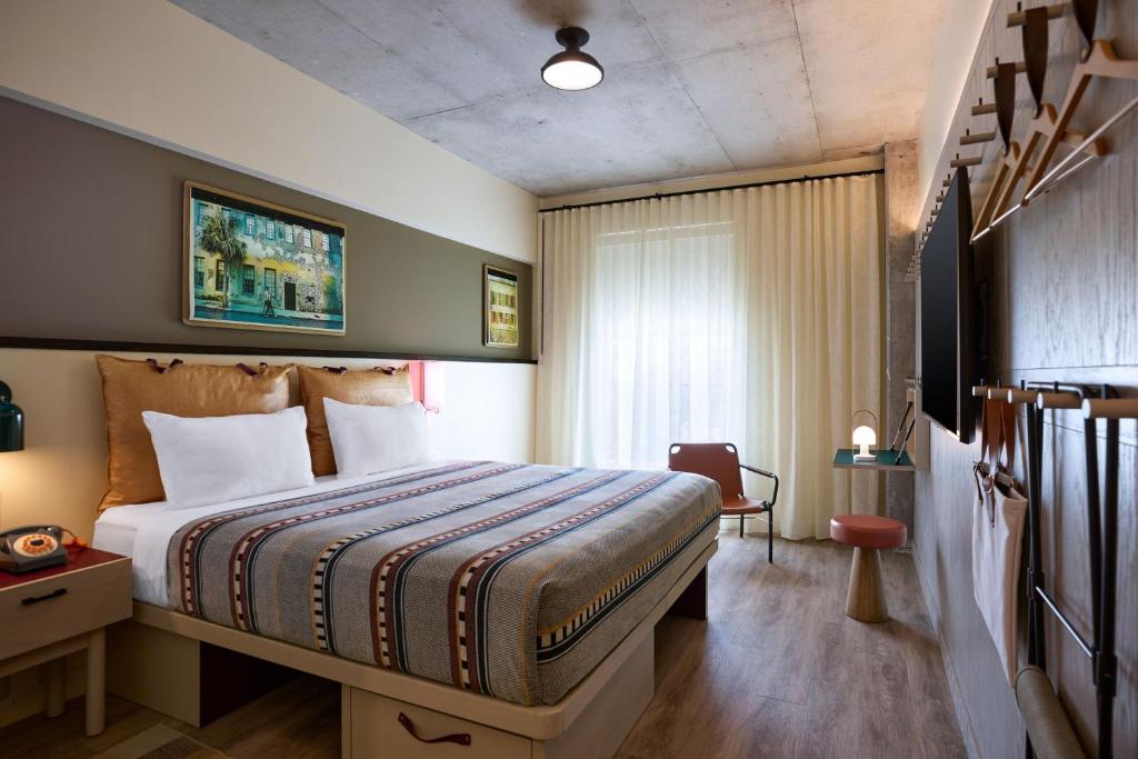 Moxy Charleston Downtown photo