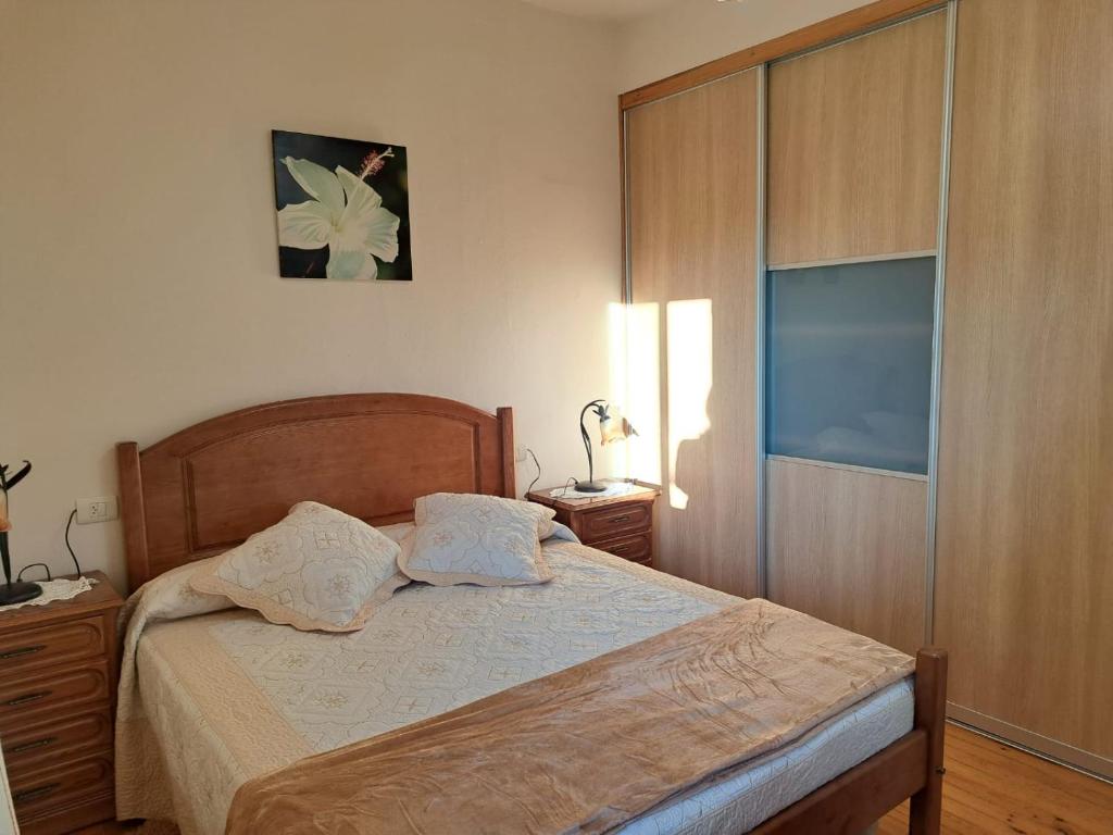 ein Schlafzimmer mit einem Bett mit zwei Kissen darauf in der Unterkunft Ás Portas do Sil - En la Ribeira Sacra 