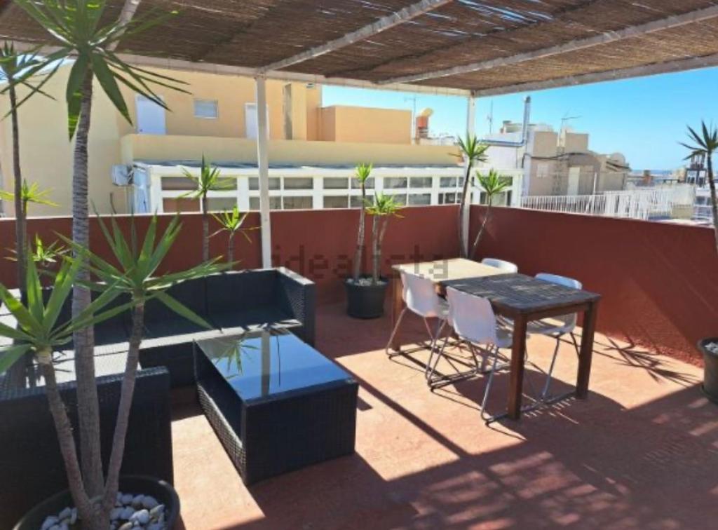 balkon ze stołem i krzesłami na dachu w obiekcie The7penthouse w mieście Santa Cruz de Tenerife