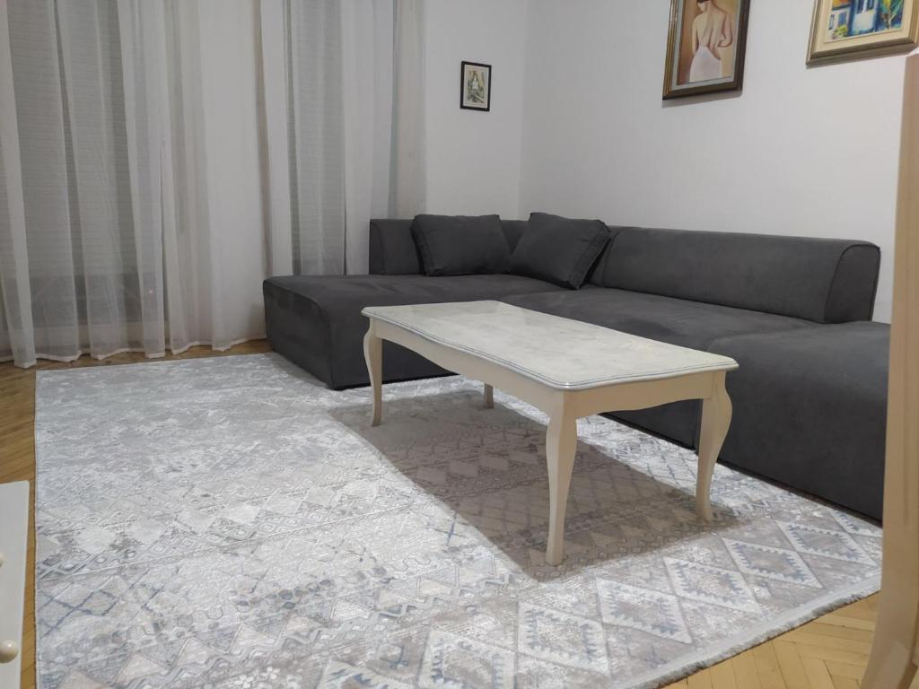 a living room with a couch and a coffee table at Apartman Nina in Banja Luka